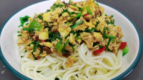 做韭菜鸡蛋打卤面,最简单家常的美食,人人能吃两大碗,过瘾