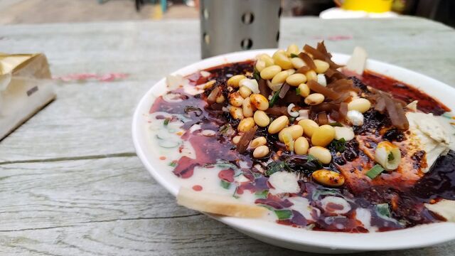 陕西宝鸡美食,豆花泡馍一份4.5元,豆子铺满一层,豆花香菜葱花