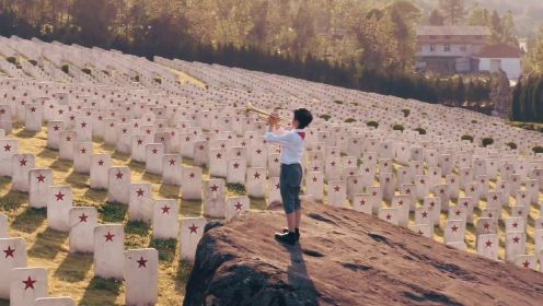 催泪短片，小学生来到烈士陵园，为成千上万块墓碑演奏小号