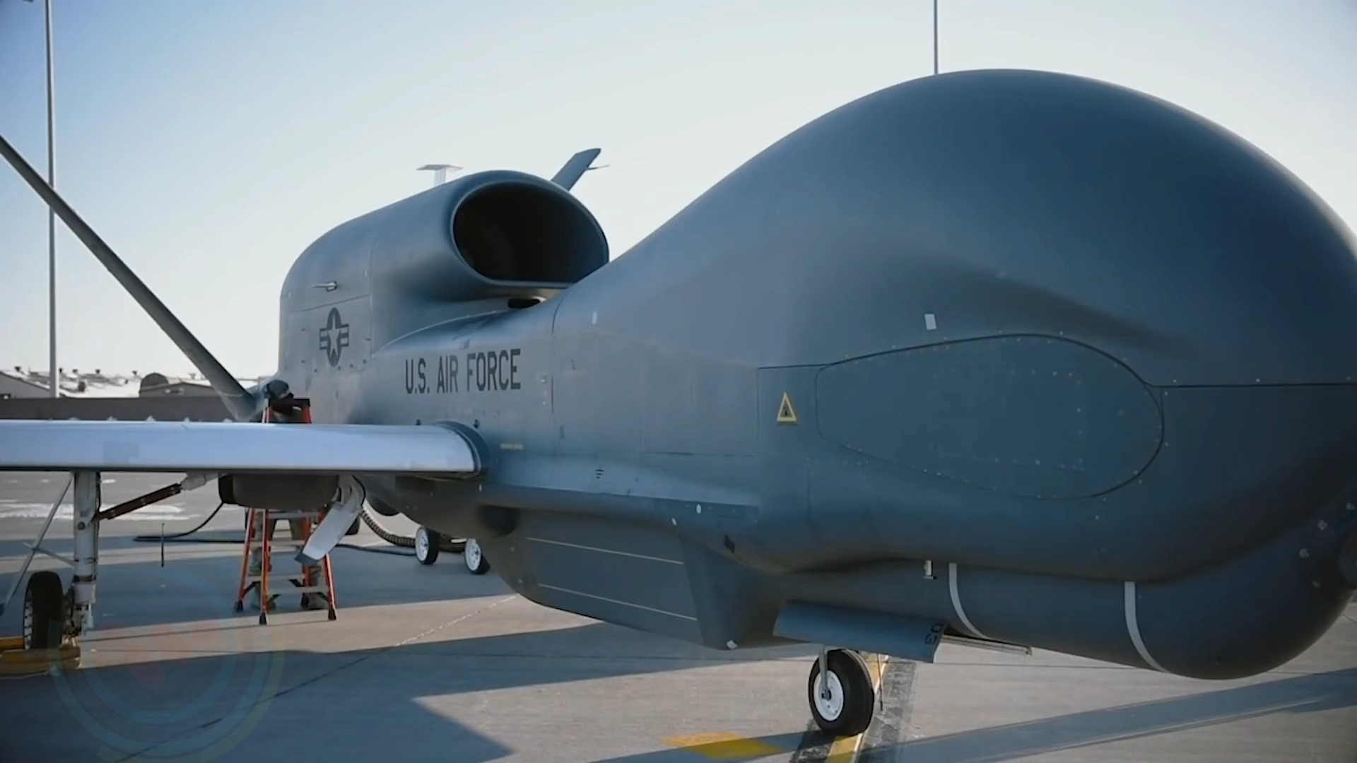 rq-4全球鹰无人侦察机,除了昂贵,性能比你想^象中更强大!_腾讯视频