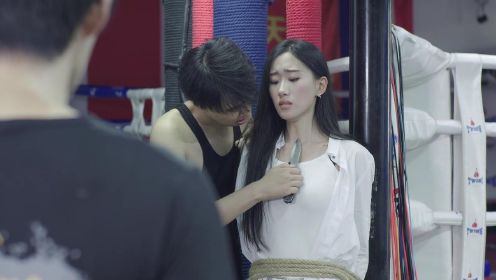 骄阳似火：第1集 赵晨被流氓围堵浴室毒打
