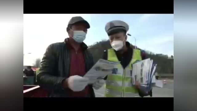 【优化营商环境】让安全看得见!新宾县交警联合人保公司开展“亮尾”活动!