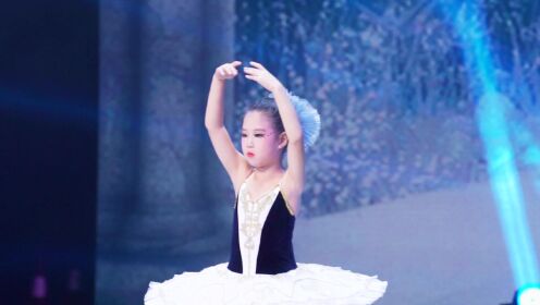 《精灵公主变奏》出自天鹅湖畔艺术展演，看芭蕾娃娃们在舞蹈里自信表达，在舞台上绽放光芒。