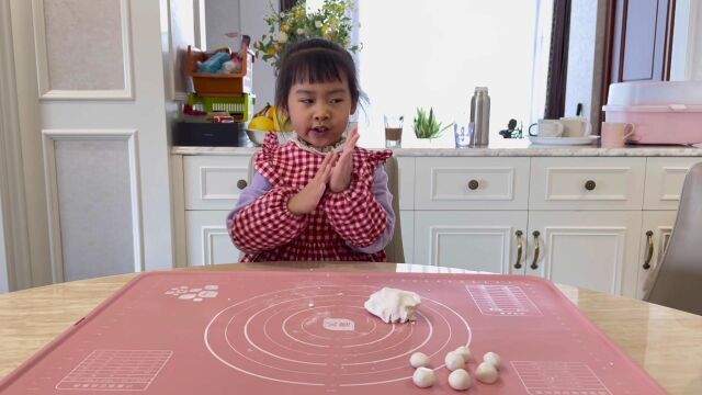 翁锶颖:冬至就要到啦!我和妈妈在家里用糯米粉做汤圆!汤圆圆圆的好可爱呀!冬至吃了汤圆就会暖暖甜甜的噢!小朋友们也来动手做汤圆、吃汤圆吧