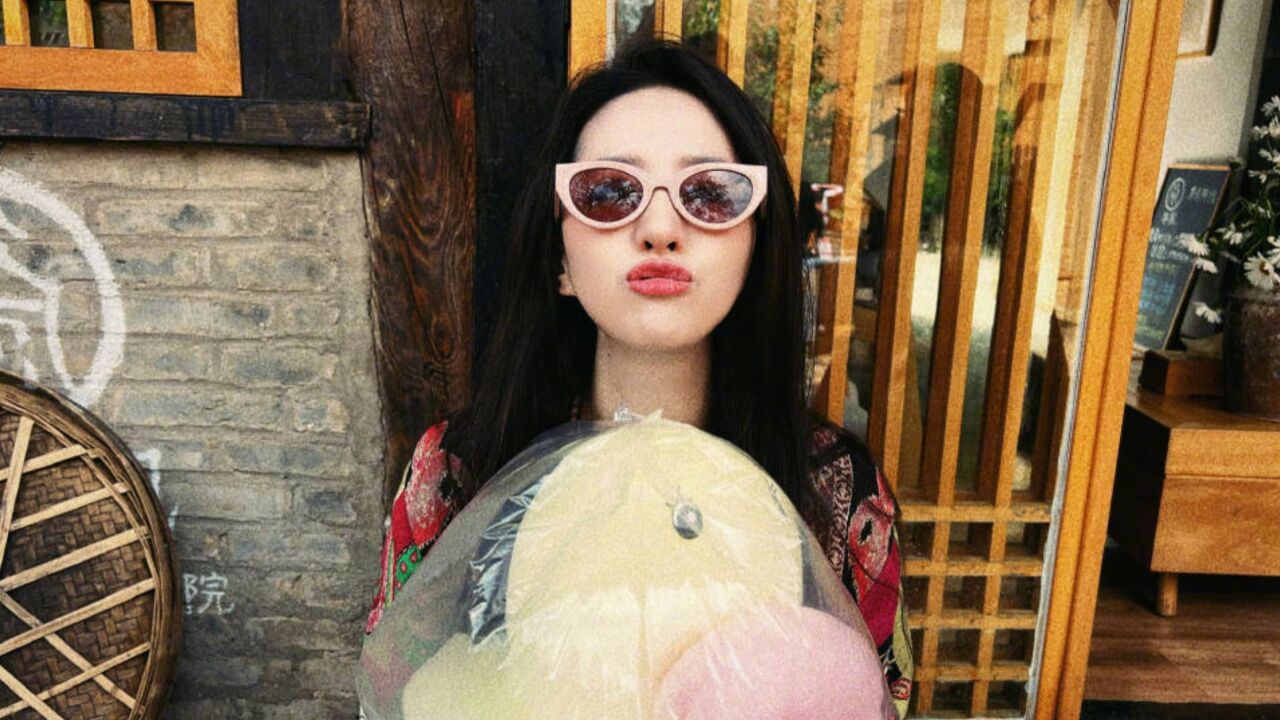 刘亦菲晒新剧花絮照 手拿棉花糖嘟嘴可爱灵动