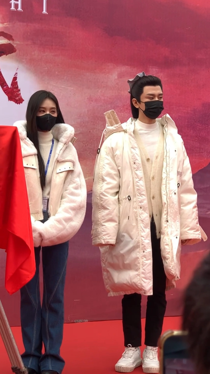 成毅李一桐新剧英雄志开机仪式