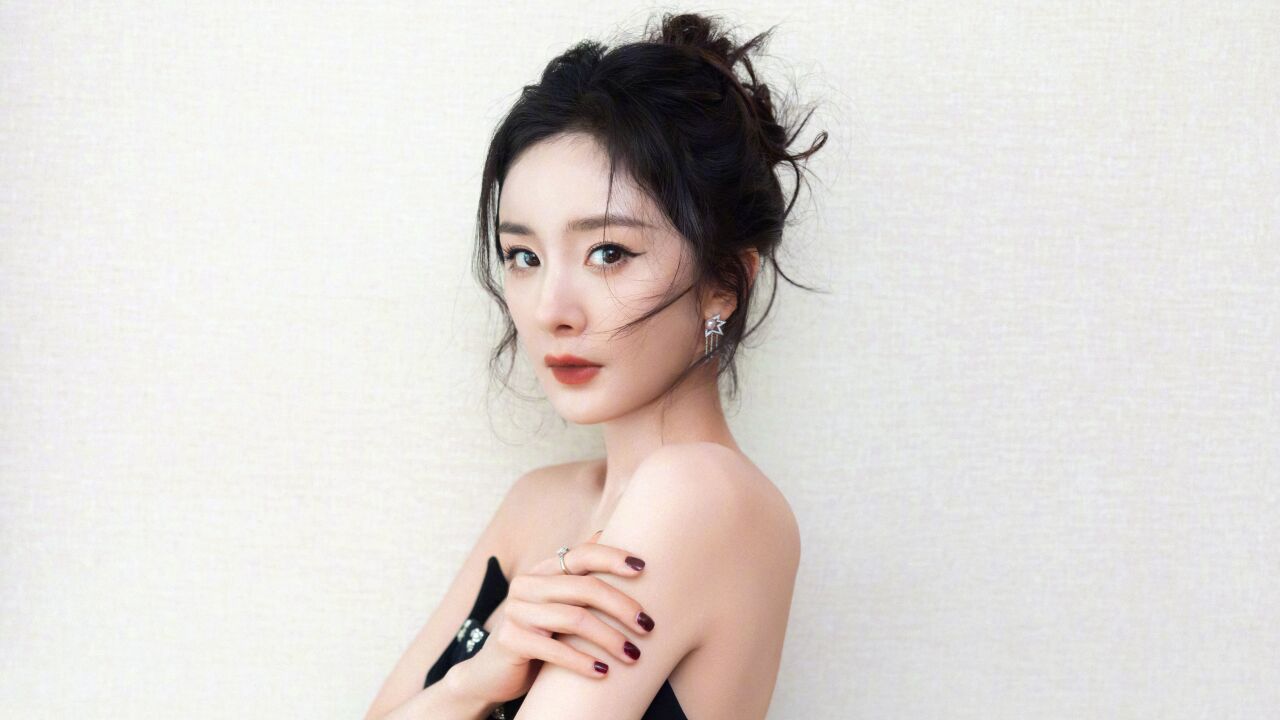 杨幂黑色高开叉流苏长裙配上盘发,精致美艳,身材曲线好绝,也期待2023