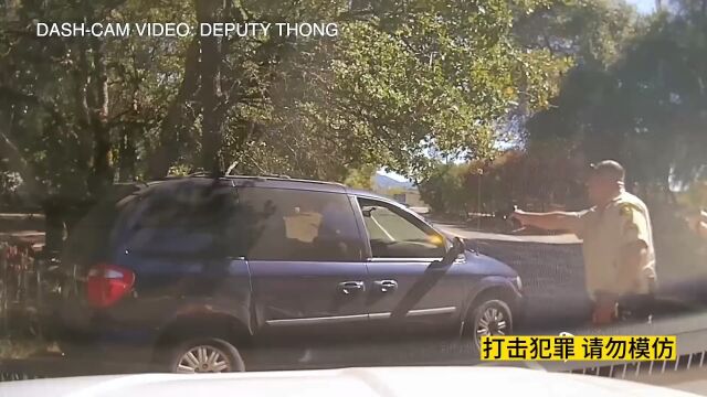 警察抓捕坏人现场,弹夹都清空几个,场面精彩刺激