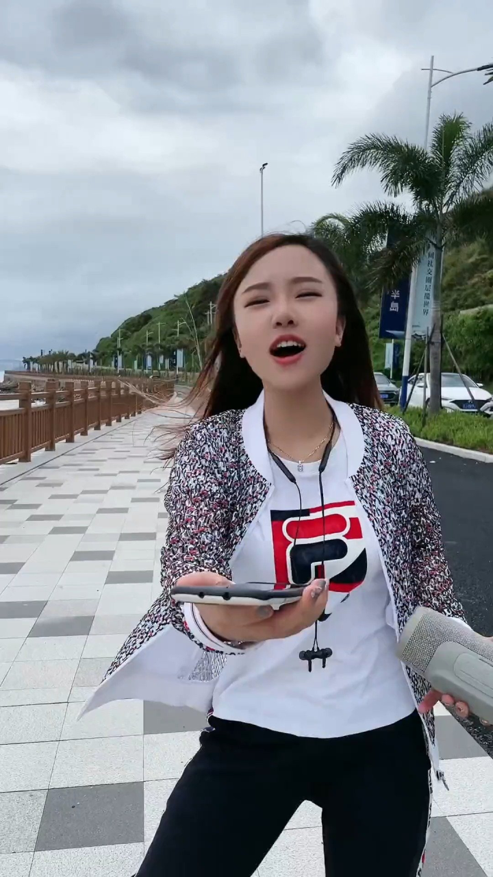 颜久冰 曾经我也是靠脸吃饭的,后来差点饿死才放弃.