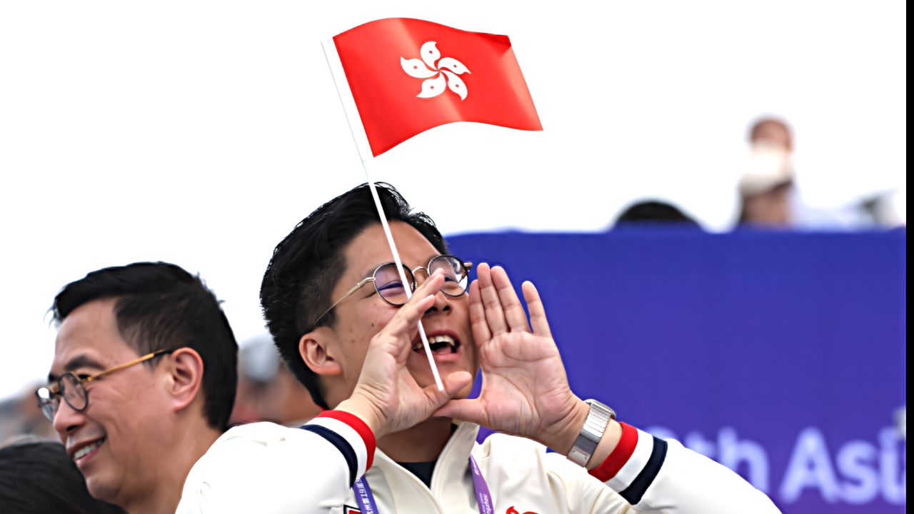 中国香港代表团杭州亚运夺得首金,霍启刚现场加油助威