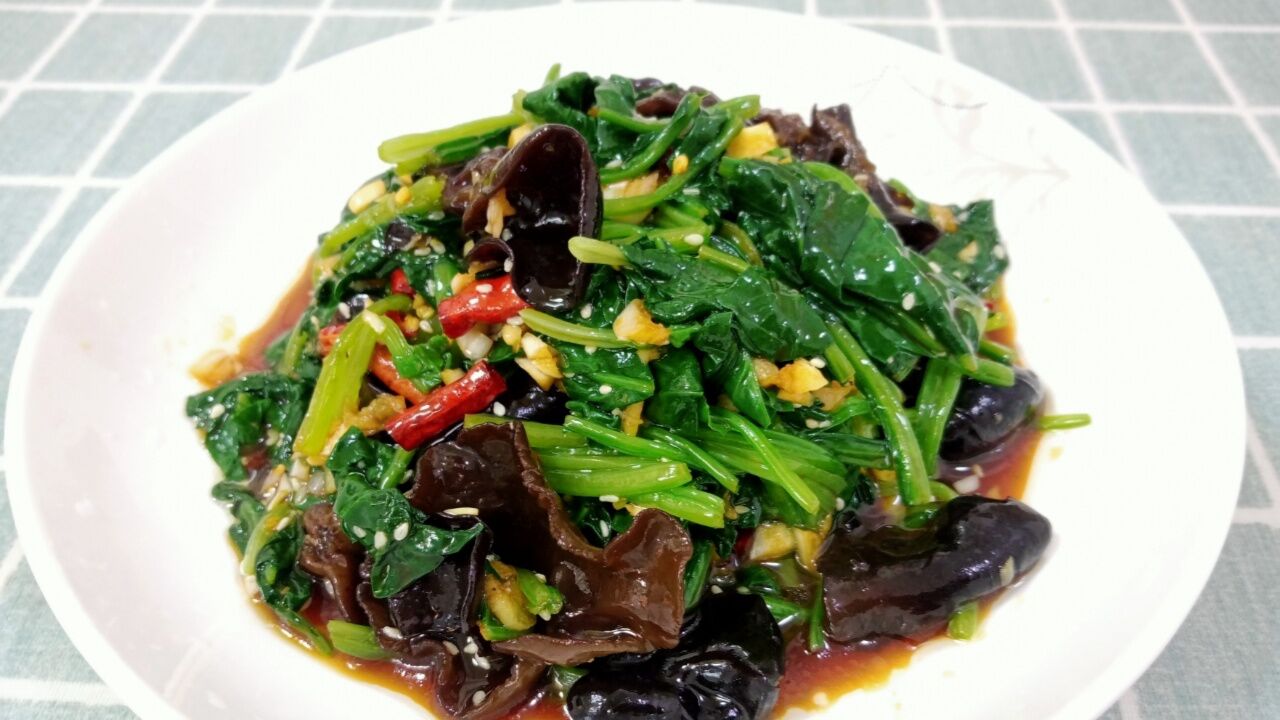 大鱼大肉吃腻了吗,给家人做上一盘"木耳拌菠菜"清脆爽口又解腻