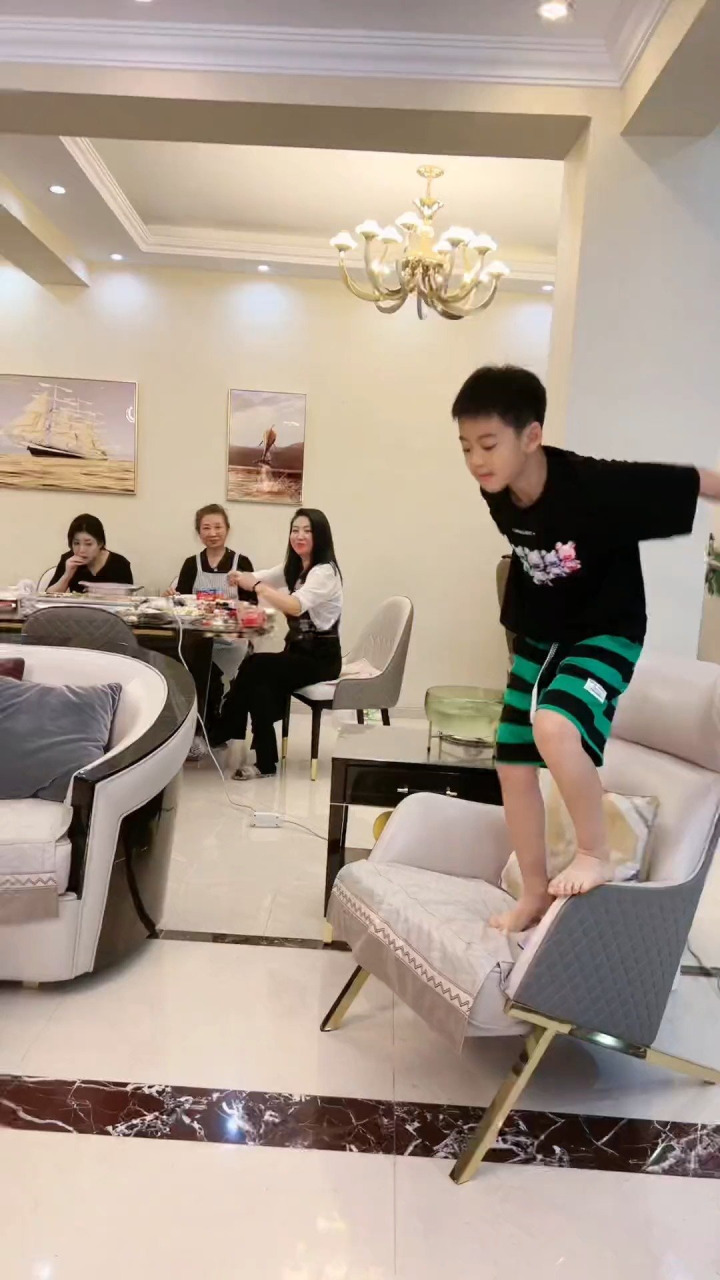 家里来客人了姐姐非让猴弟弟来一段,没成想姐姐高兴的比弟弟还嗨!