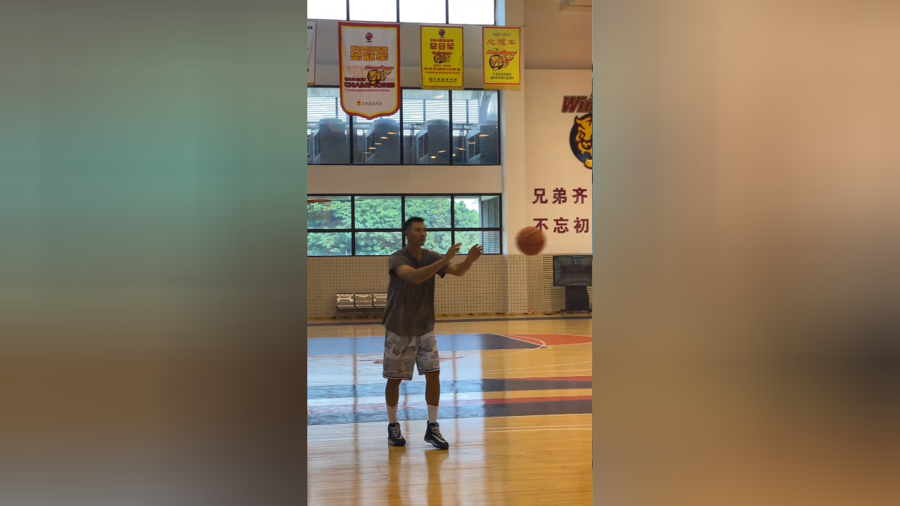 易建联重返广东男篮基地训练 身上穿的是国家队t恤