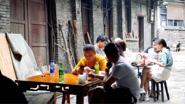 重庆简陋饭店,饭桌旁标示“小心危房倒塌”,也阻挡不了顾客爆满