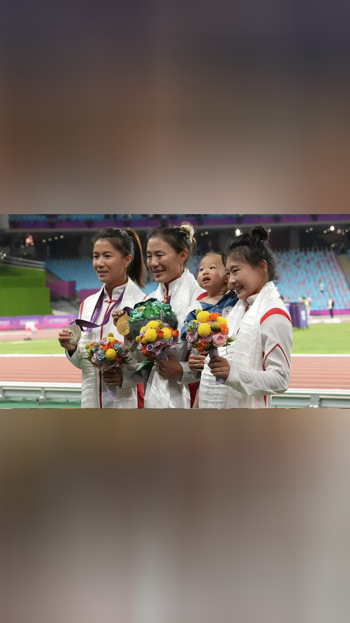 祝贺她们切阳什姐刘虹吕秀芝领取奥运金牌