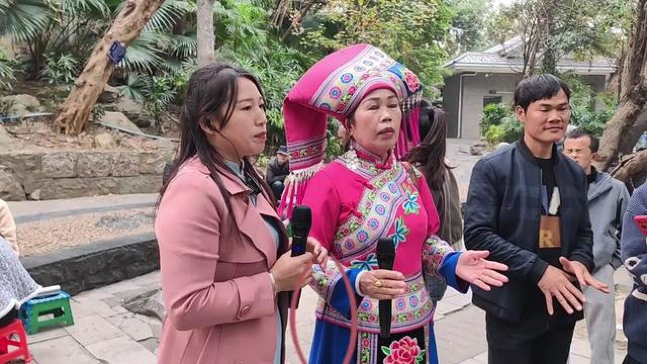 柳州鱼峰山下,武宣婆教百色姑娘唱山歌,赢得了观众的掌声#唱山歌