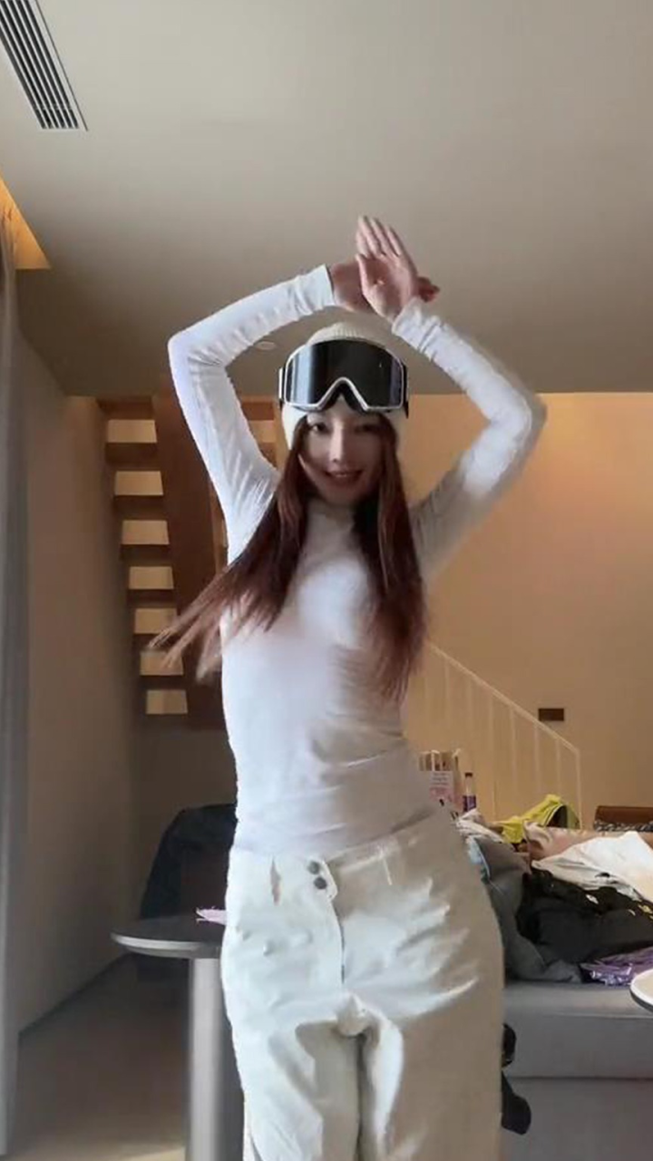 李小璐家中热舞,动作妩媚舞姿性感,大秀凹凸有致火辣身材