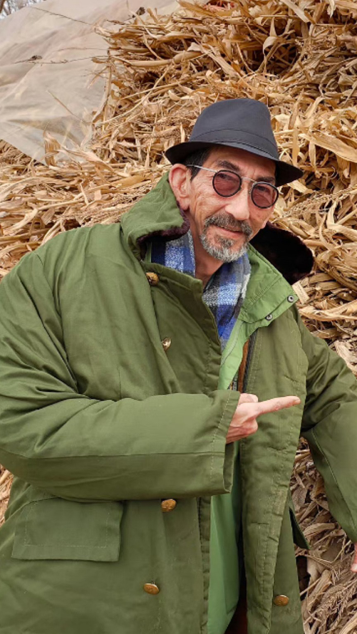 69岁港星车保罗现身东北农村!农民打扮接地气,毫无明星架子