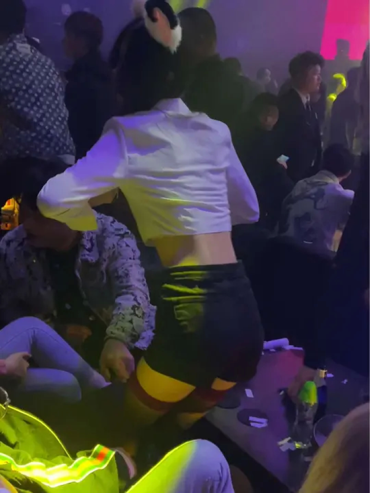 给人一种清纯顾家的感觉#美女跳舞 #最火酒吧