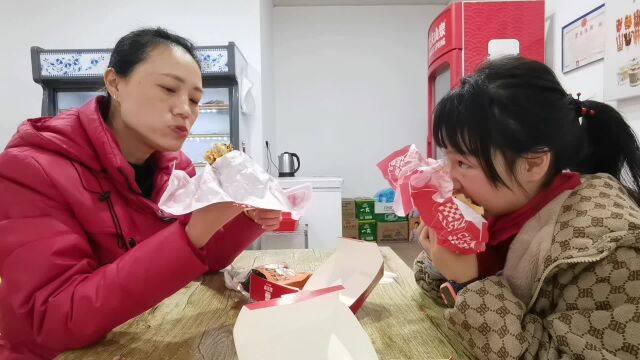 妈妈给孩子们买汉堡吃,饭后爸爸陪女儿下跳棋,女儿很开心很幸福