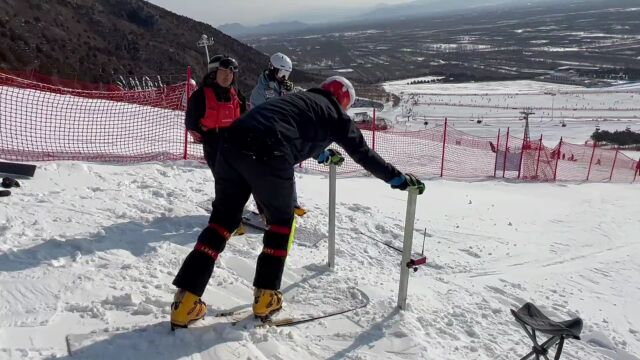 走,滑雪去!石景山这里让你实现全年滑雪自由!区级滑雪队招募进行中,文末砸彩蛋→