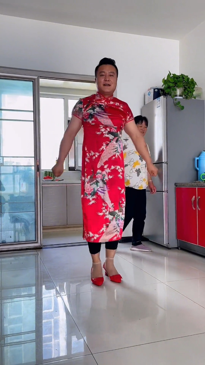 老妈爱看的《醉美西藏》广场舞,儿子旗袍上阵再跳一遍,只要能逗老妈
