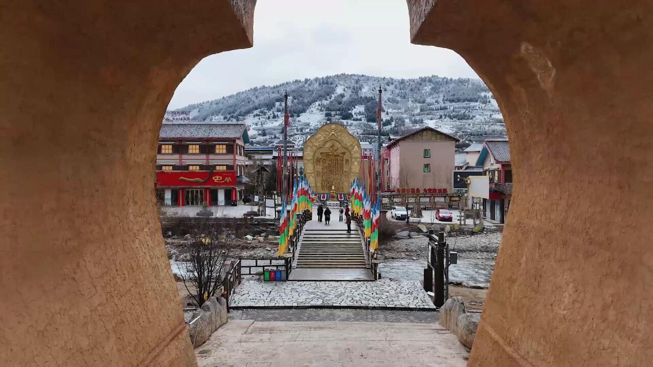 行走在松潘县川主寺镇的山水建筑里