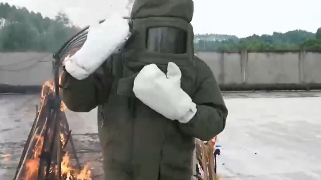 实战演习,避火服真的能防火降温?记者亲自上场测试穿越火焰长廊_高清1080P在线观看平台_腾讯视频
