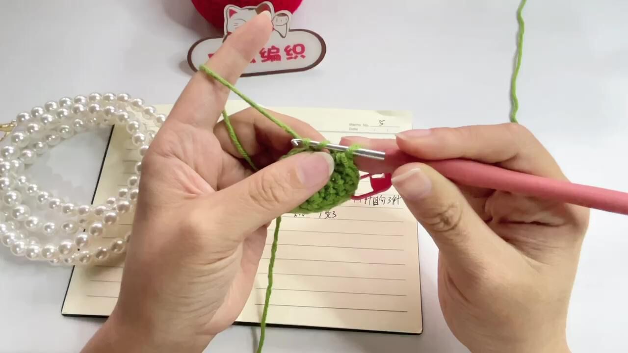 【钩针基础针法  5 】长针加针,w一变3 w一针里面钩3针@空城编织