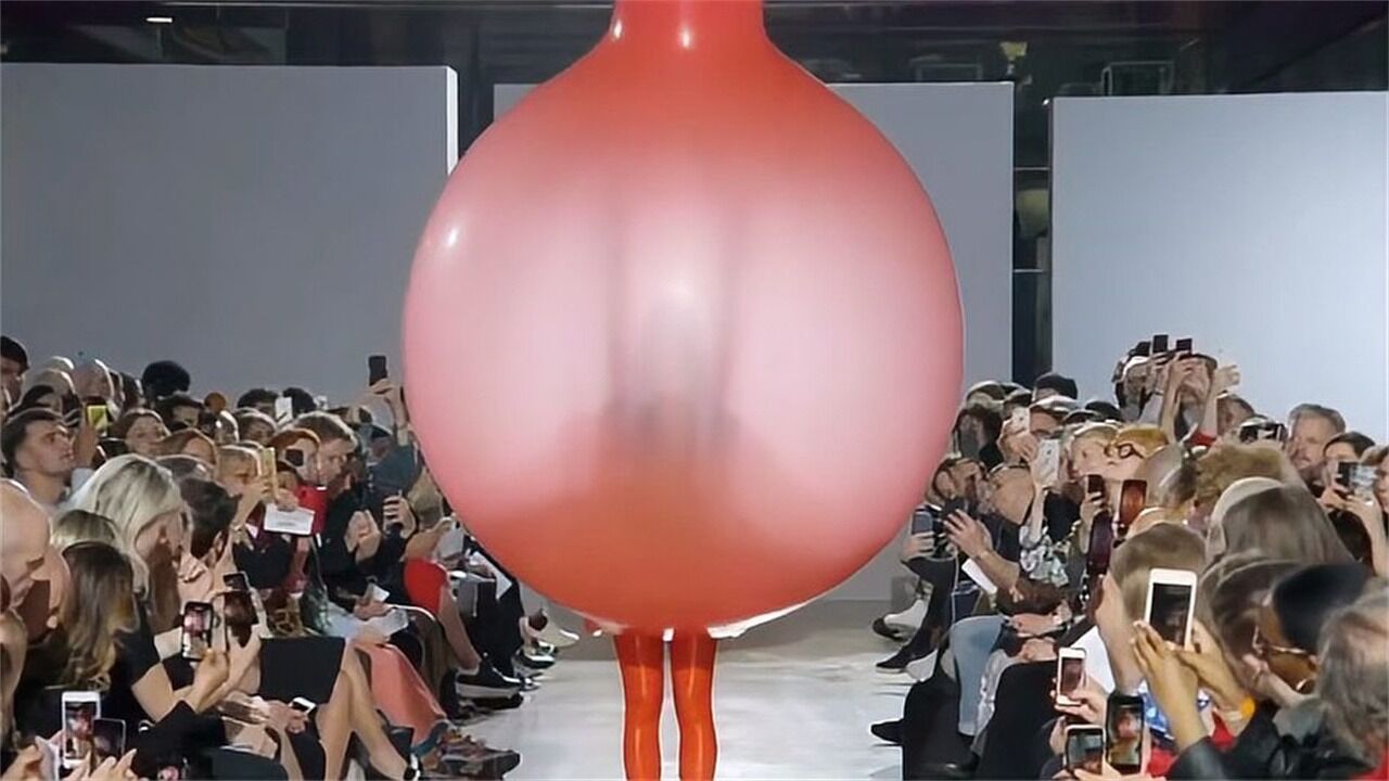 女模特只穿气球走秀,突然气球发生漏气,观众瞬间沸腾了
