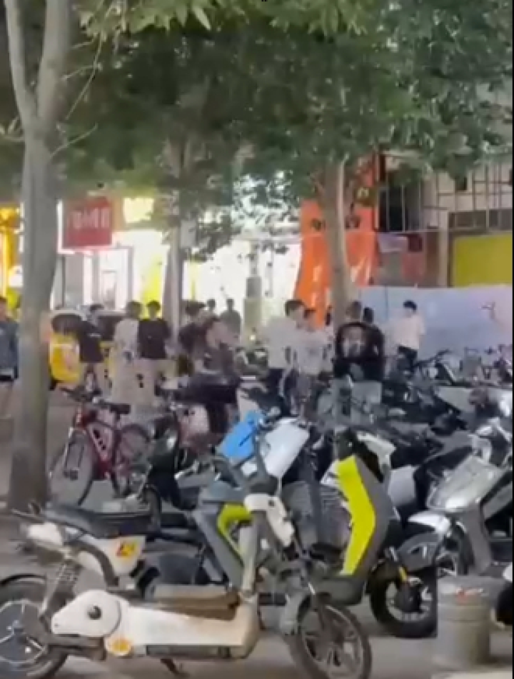 现场曝光!福建漳州大学城一群人持刀斗殴?警方:是普通打架_腾讯视频