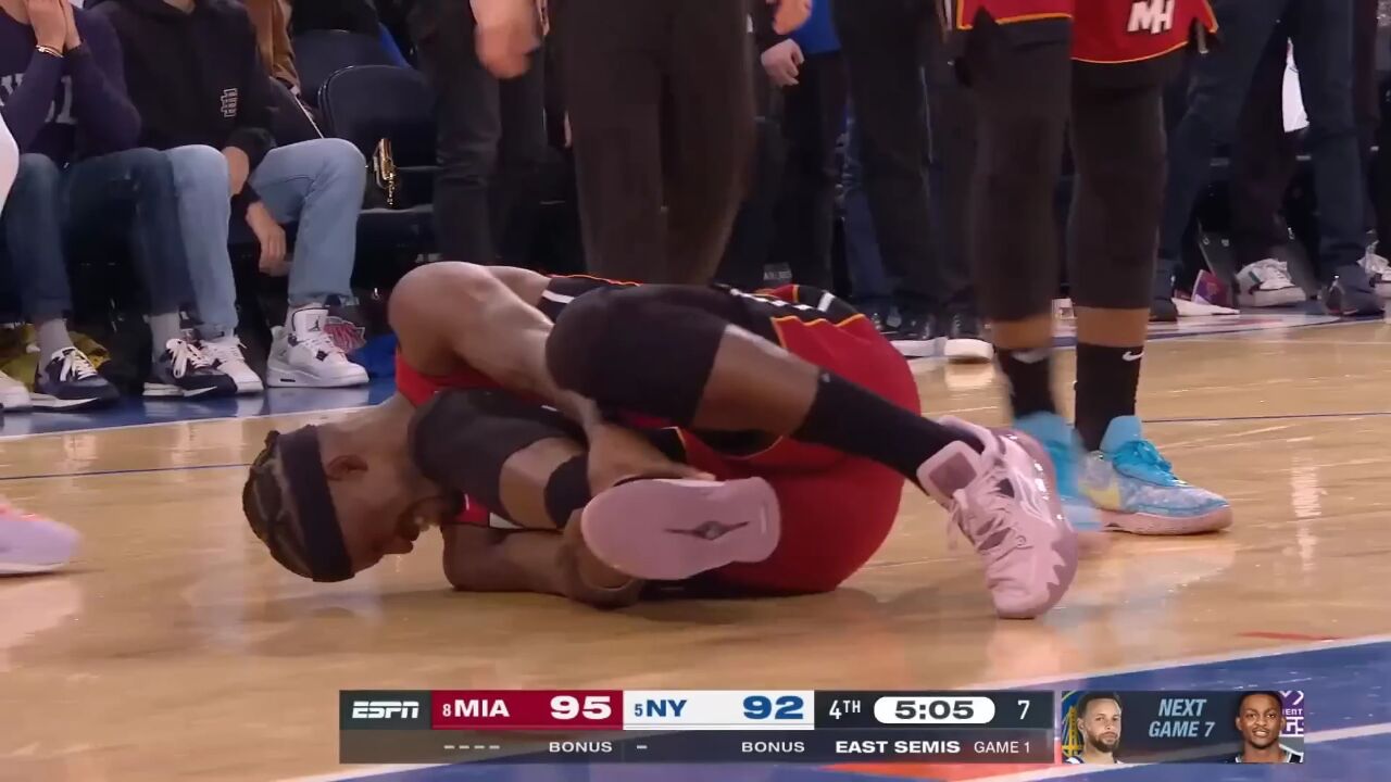 吉米巴特勒突破脚踝突然扭伤,痛苦倒地随后仍坚持比赛