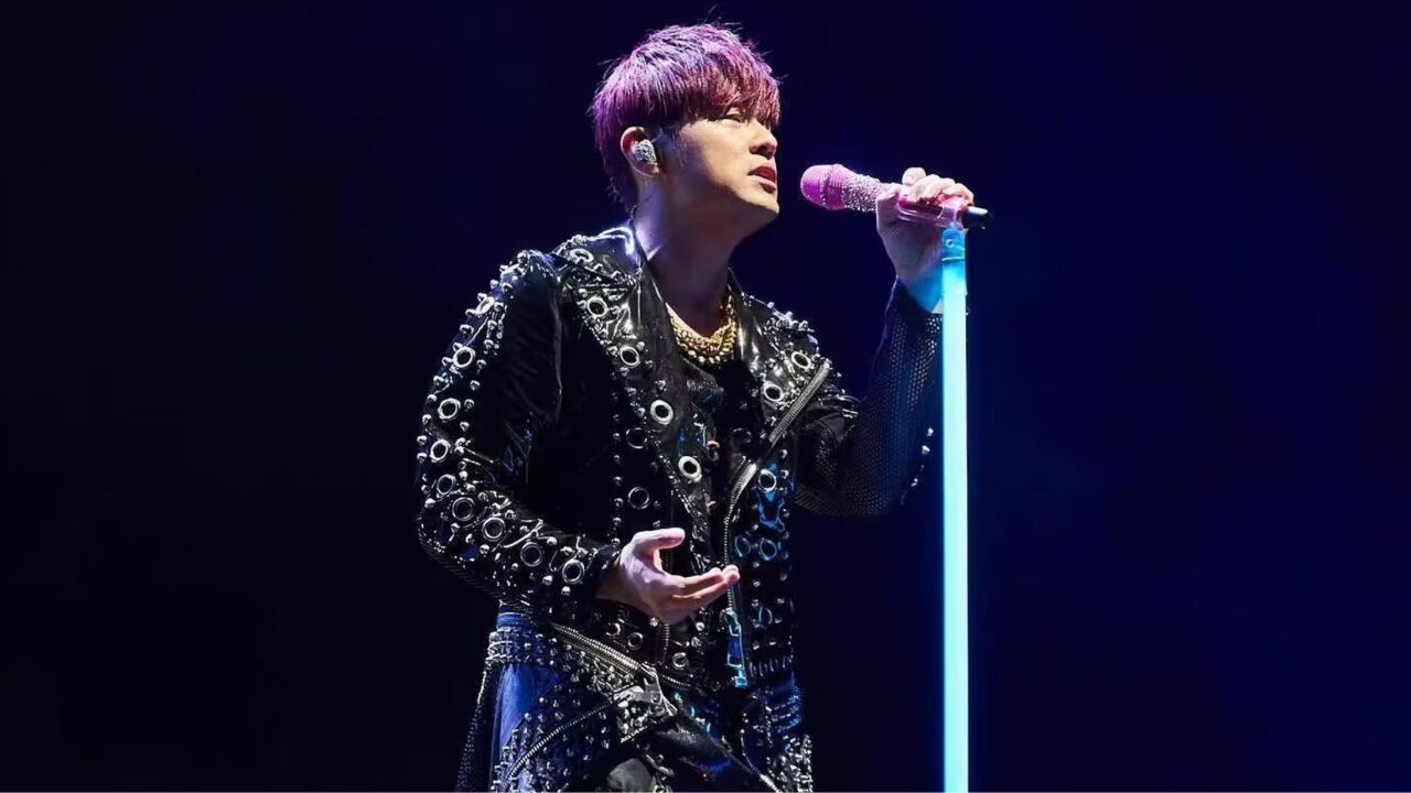 周杰伦香港演唱会唱粤语了!陈小春金曲《献世》,飙高音毫不费力