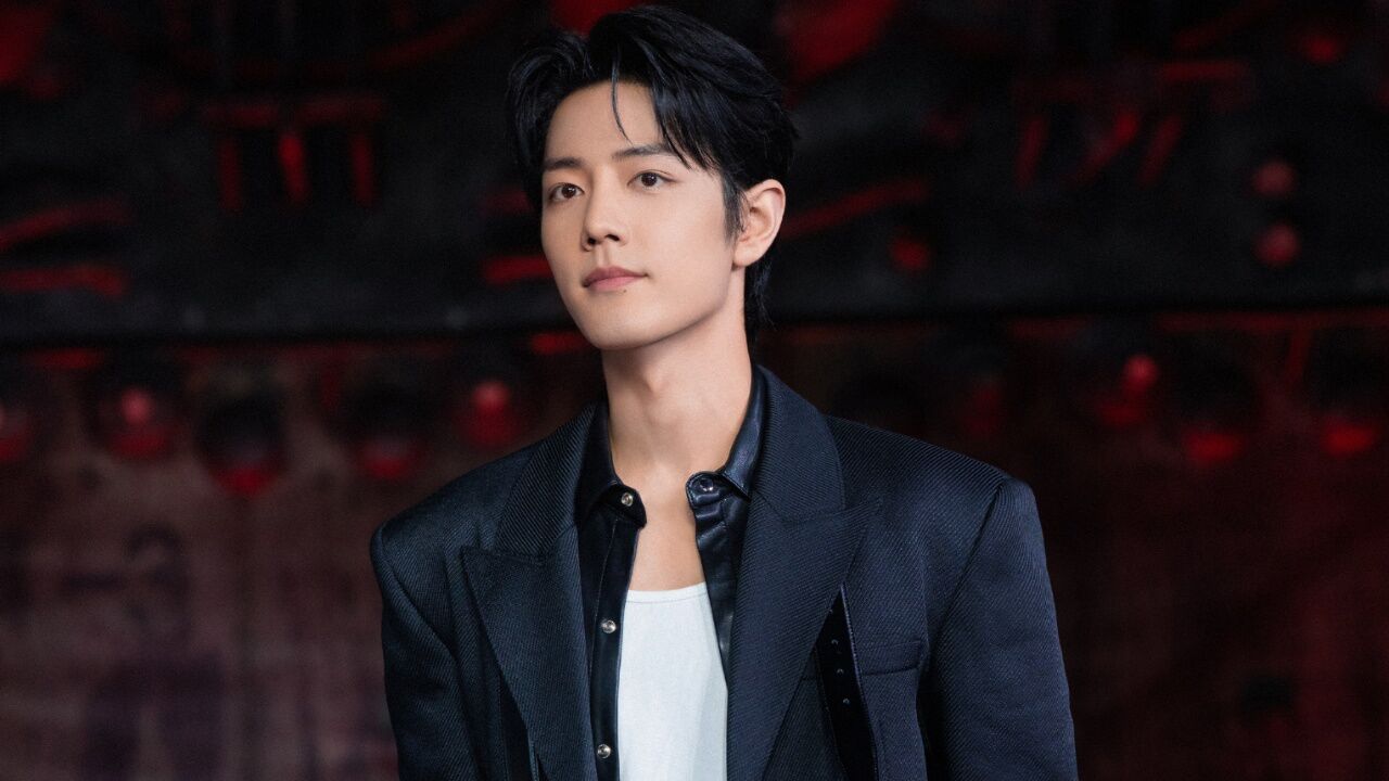 肖战陌森眼镜大片侧拍花絮,太撩了