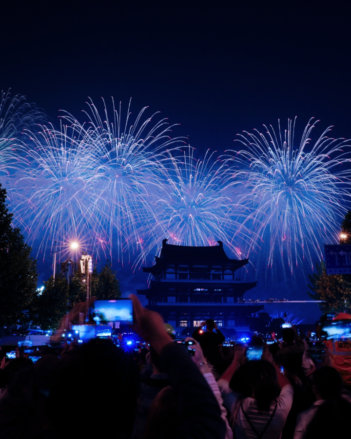 绚烂烟花在长沙橘子洲上空绽放,市民用手机记录美好瞬间