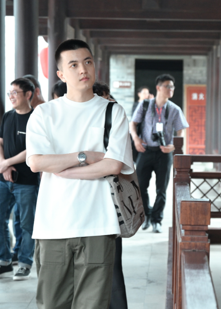 "90后"作家陈春成现身湖南汨罗,阳光帅气爱抠树洞