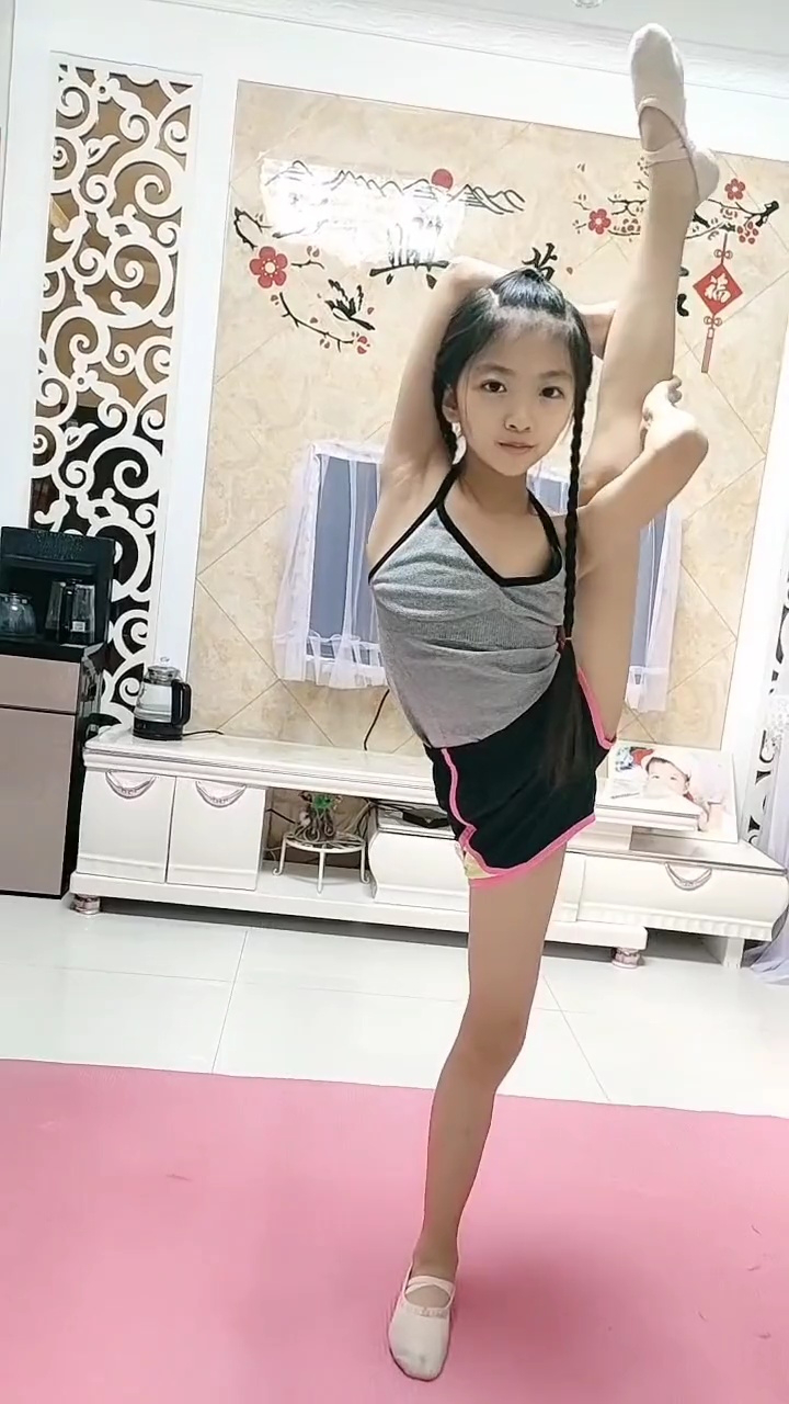 小女孩舞蹈一字马图片