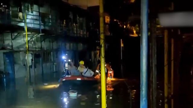 海南五指山:突降暴雨致市区内涝 25名建筑工人被困