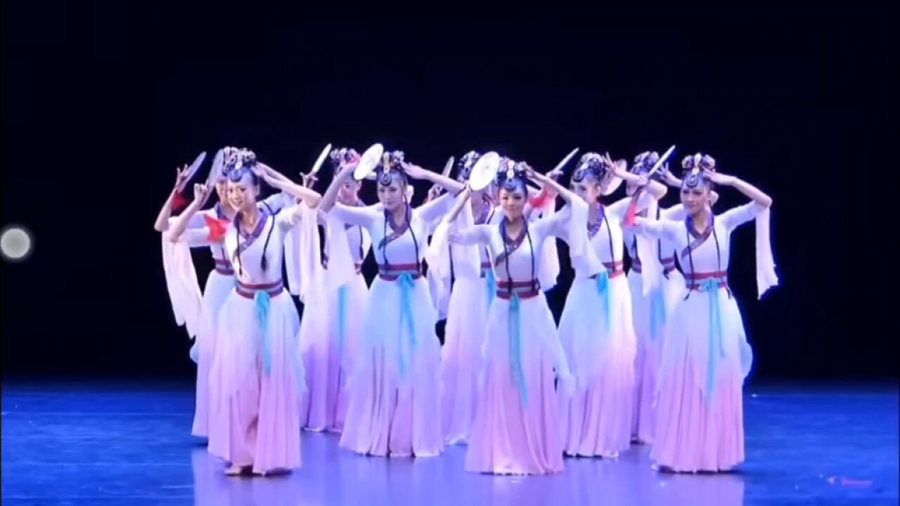 恒大歌舞团的美女启迪大众:别太留恋过去,回忆是条没有归途的路