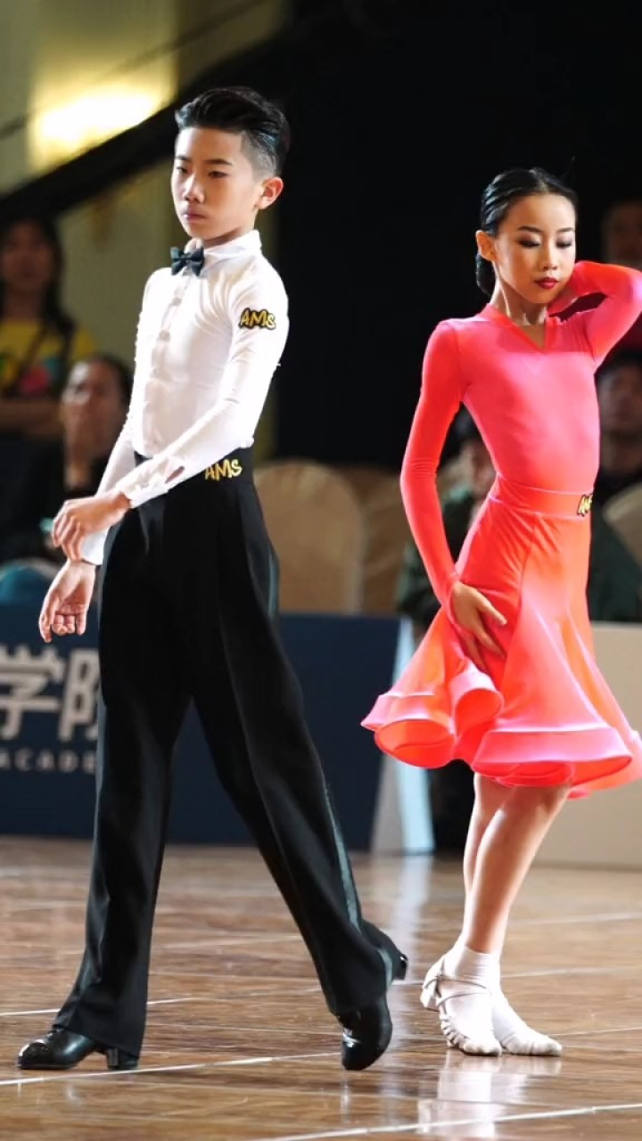 起舞阶段那浑然天成的魅力,帅哭了拉丁舞梁智博胡莉雯舞蹈圈国标少年