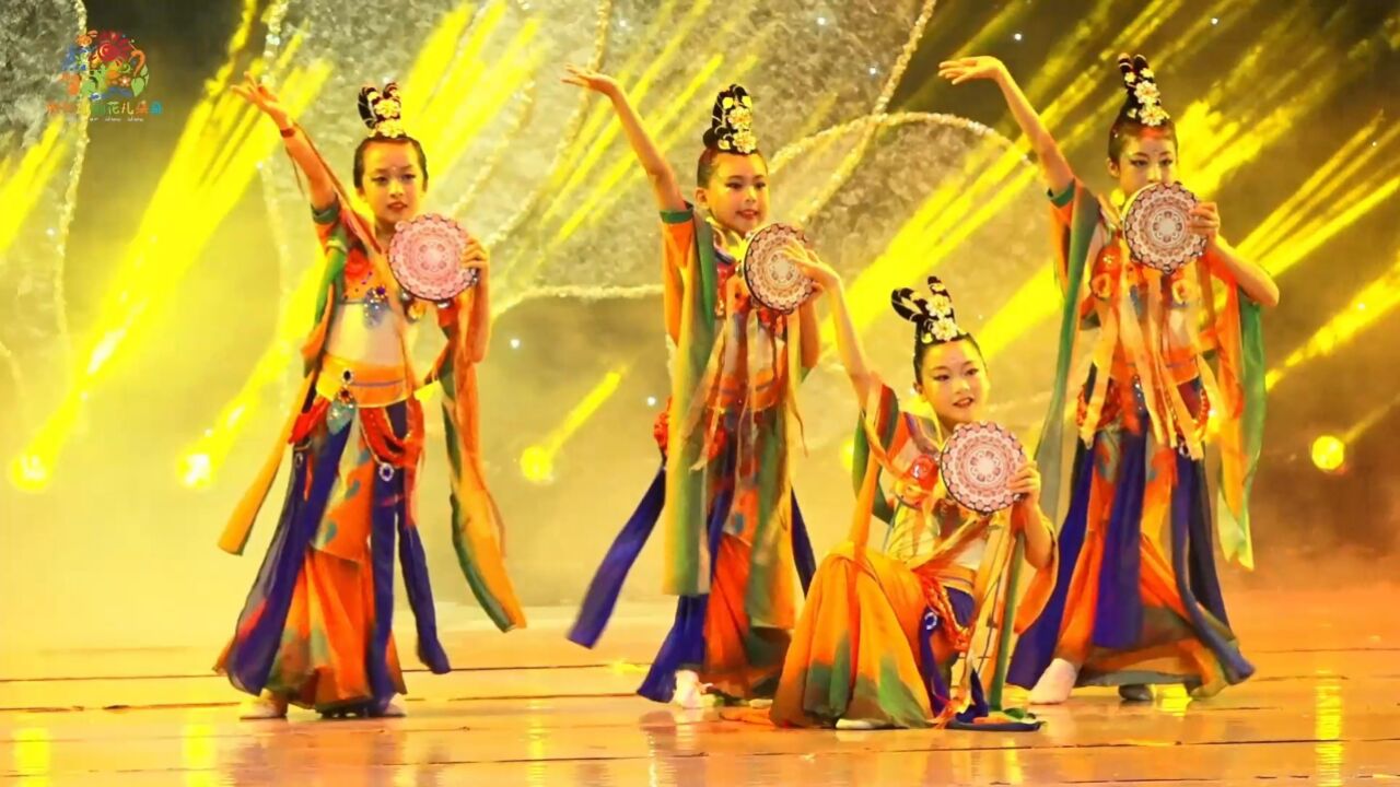 少儿群舞《飞天乐鼓》舞蹈属于敦煌舞,来源于敦煌壁画中的飞天,小演员