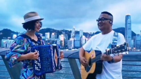 香港来了两位艺人，黄昏时分的维多利亚港。 琴声奏响 #东方之珠
