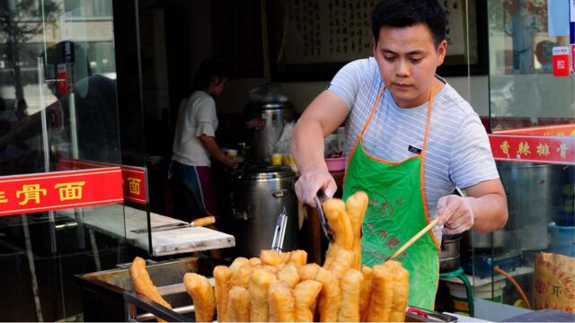 实拍上海最火早餐店!现做现卖10年只涨价1元,10个品种任选