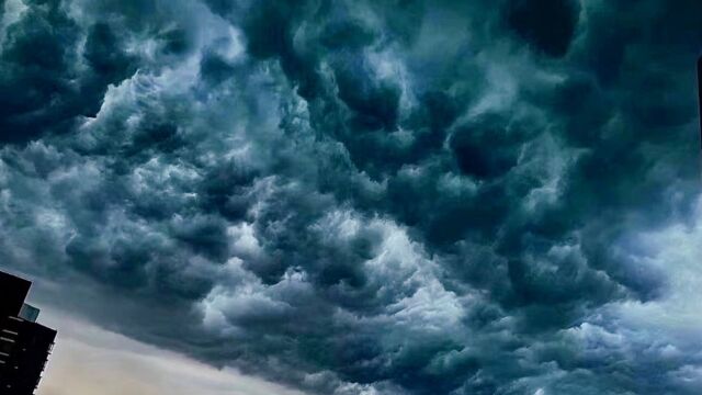 这一幕太震撼了,航拍苏州暴雨再次来袭白昼瞬间变成黑夜