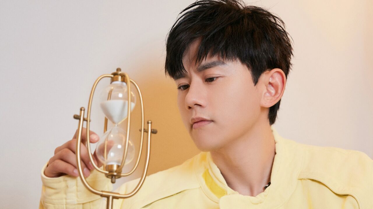 张杰妥妥女儿奴,为见女儿赶最早班飞机,工作赶路连轴转导致感冒