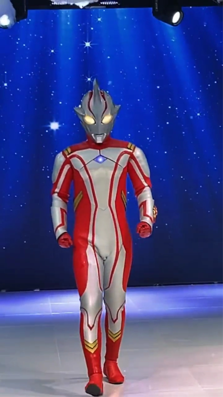 梦比优斯奥特曼舞台走秀