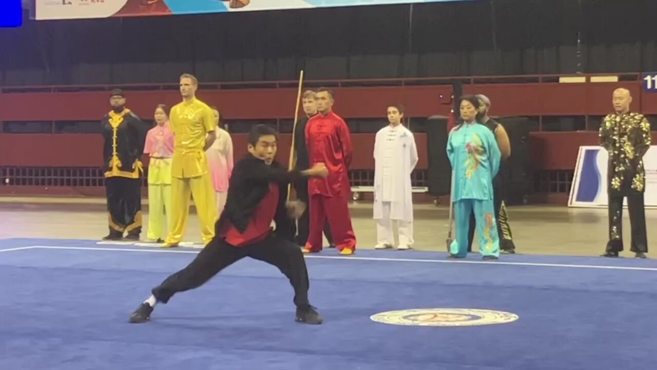 武术冠军赵长军在第16届武术世锦赛开幕式上表演翻子拳