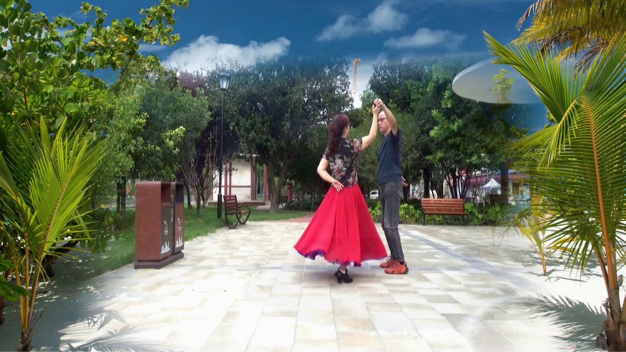 休闲伦巴广场舞《多雨的秋想你的愁》,夫妻档双人舞,简单好看