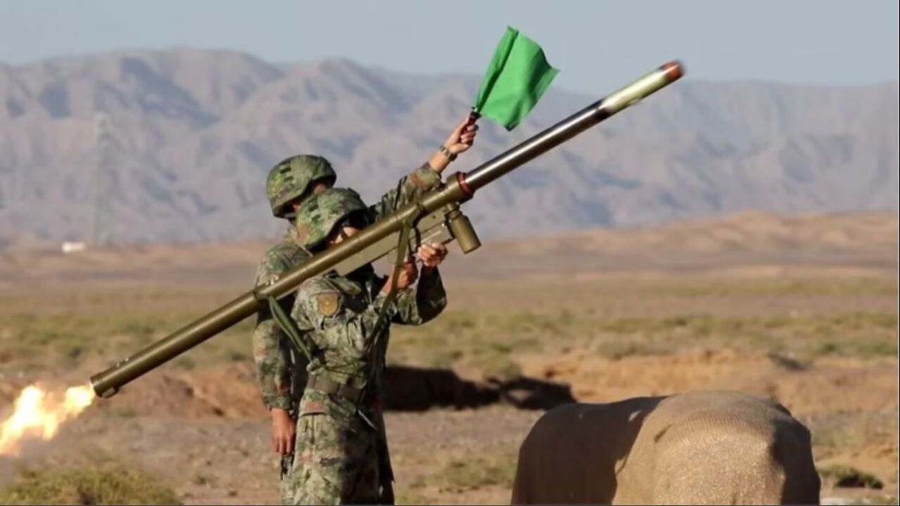 空中开花!解放军便携式防空导弹实弹射击 导弹直冲云霄精准命中