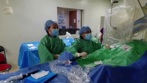 一起走进手术室，医生正在为患者建立左心房解剖模型，刘兴鹏主任一旁解说